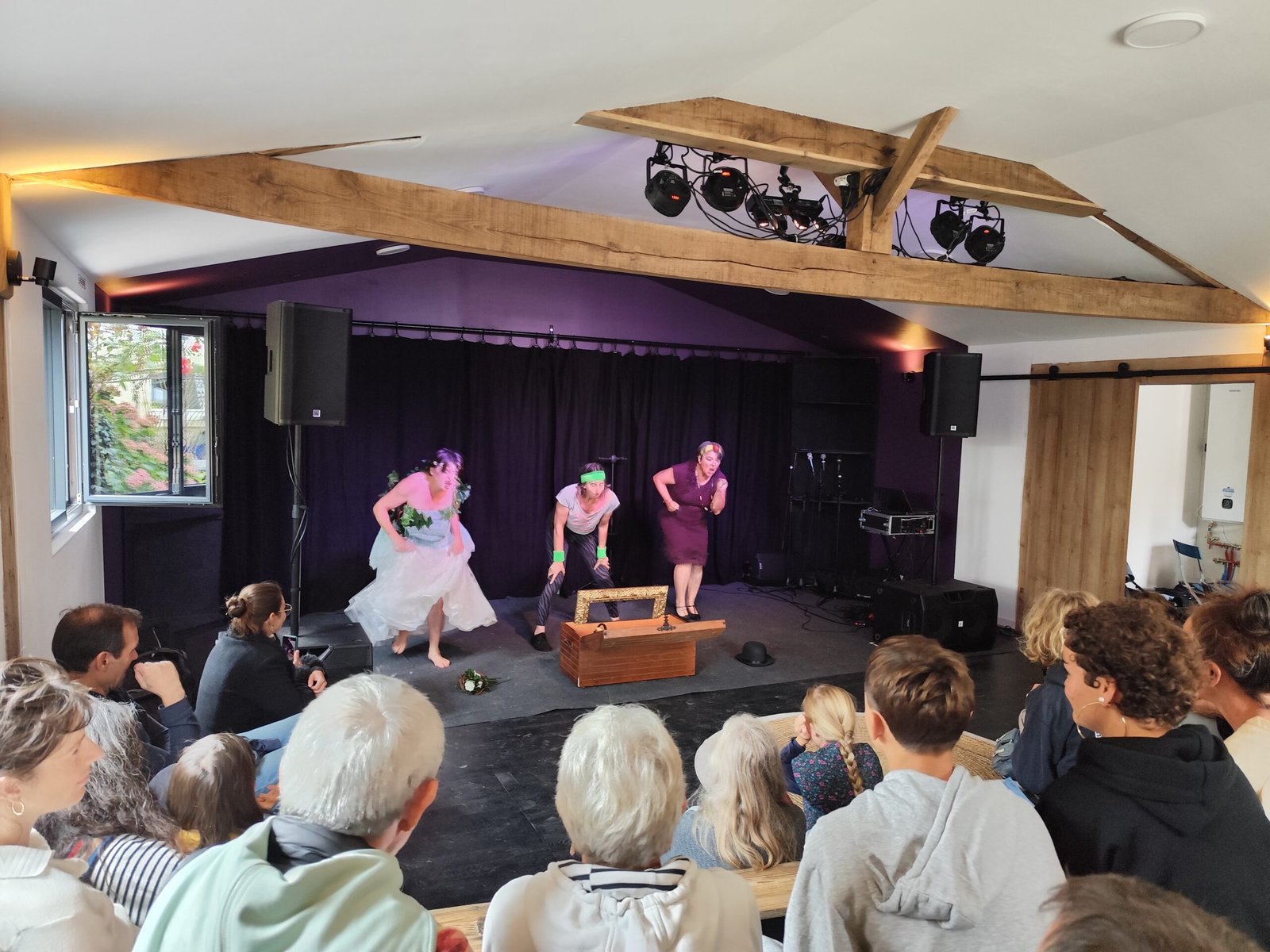Spectacle vivant sur la scène du tiers-lieu AM&LIA.