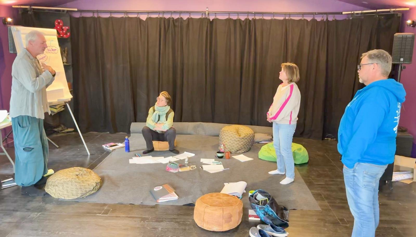 Kristof Morin anime un atelier en cercle au tiers-lieu AM&LIA.