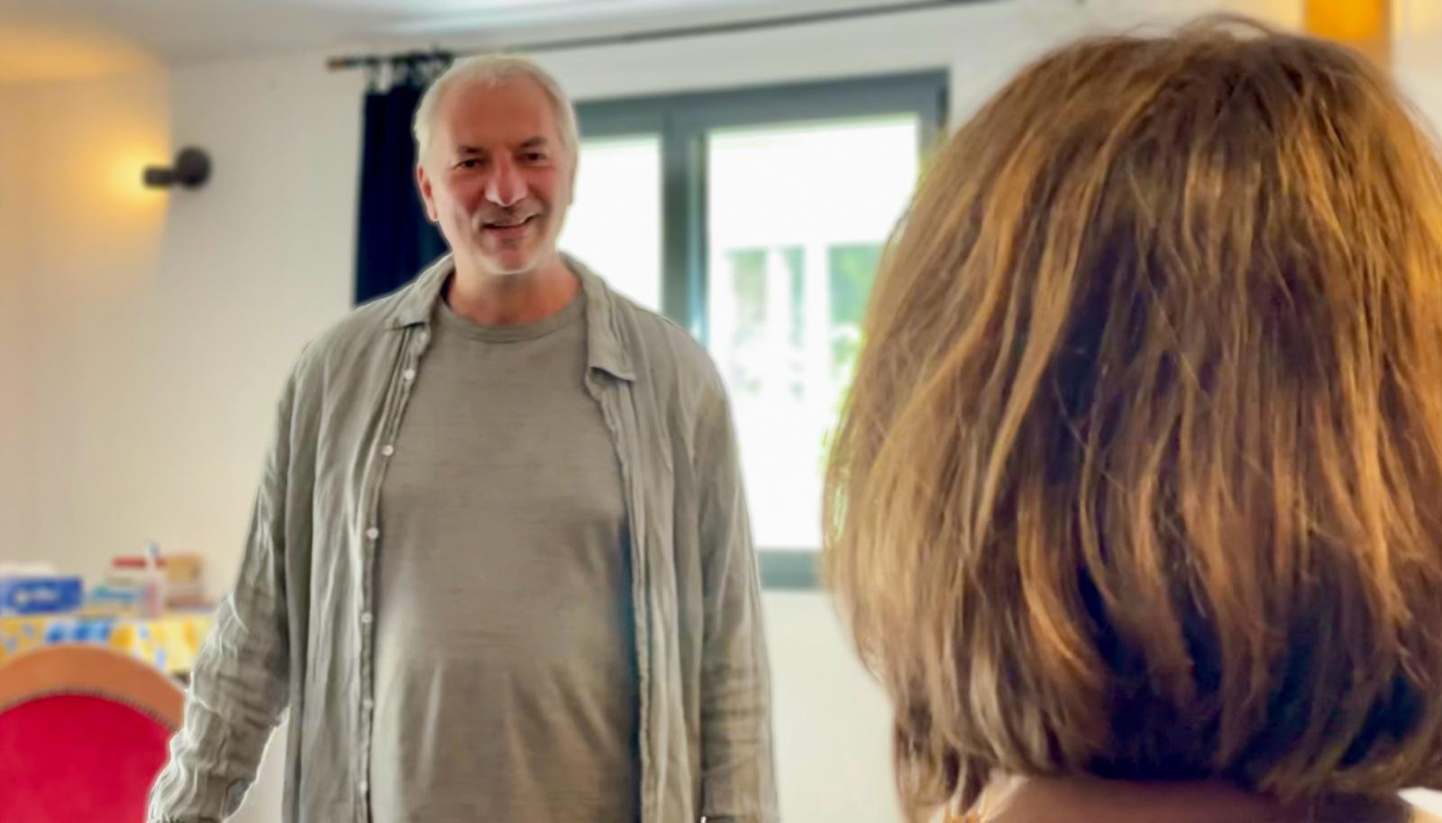 Kristof Morin, souriant, en conversation.