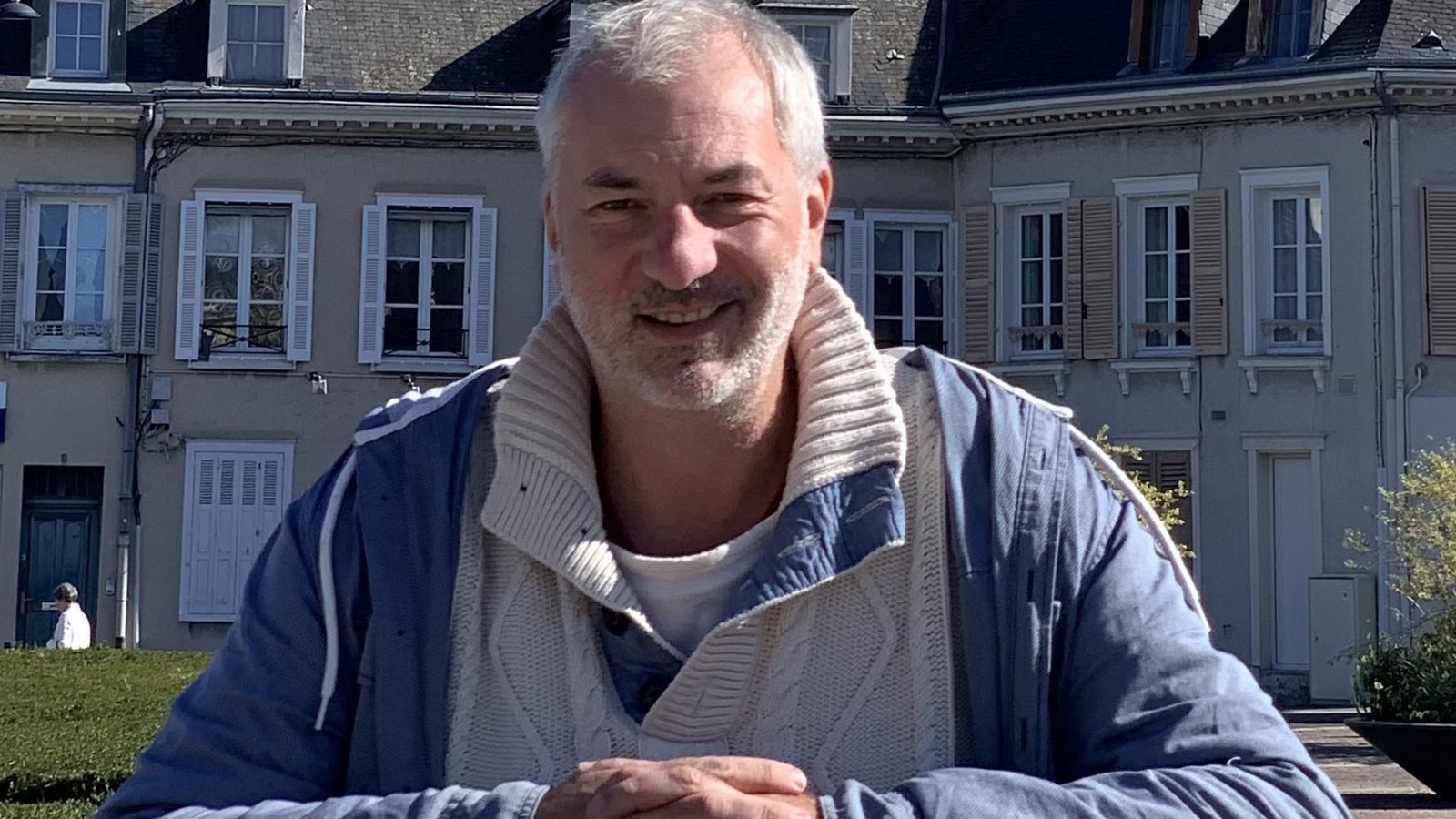 Kristof Morin, coach et formateur, souriant en extérieur.